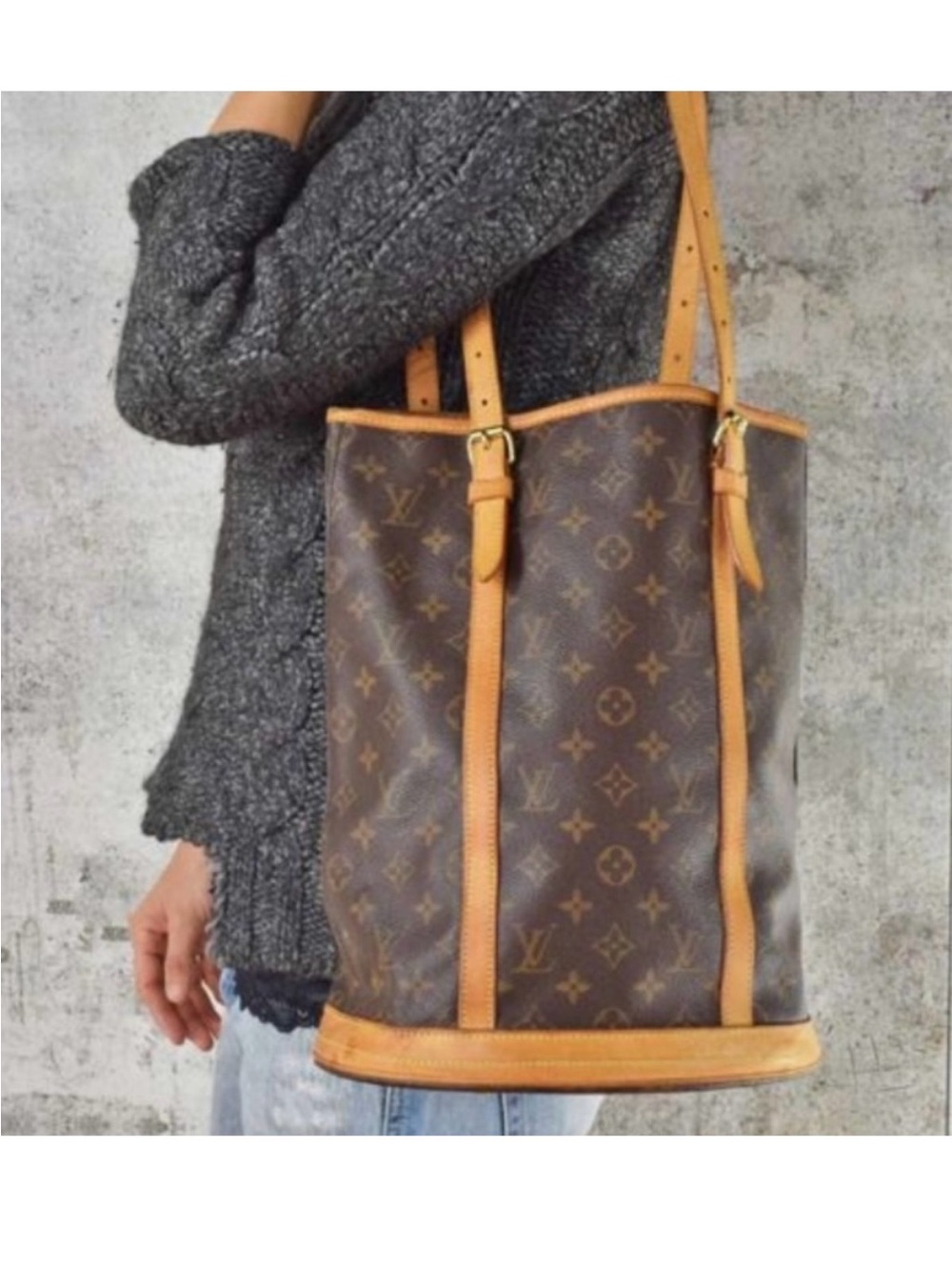 AUTHENTIC Louis Vuitton Monogram
Bucket 27